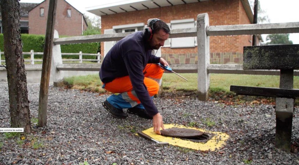 Frédéric Delchambre cherche une fuite sous la pluie à Amay