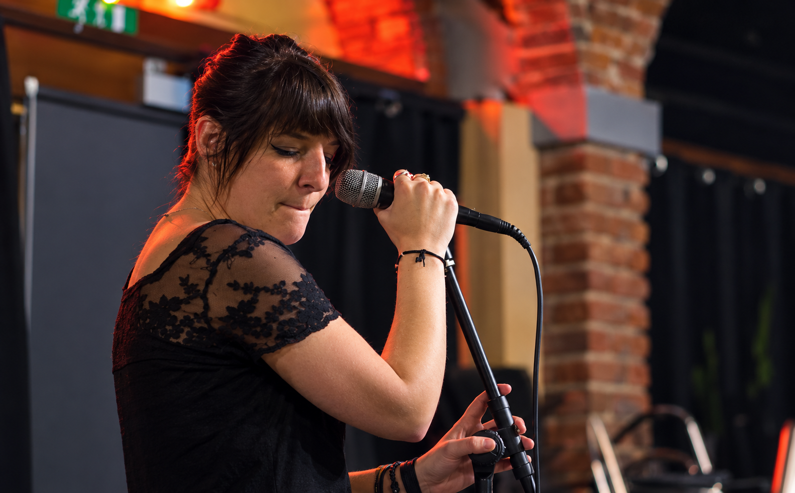 Chanteuse-sous-les-lumi%C3%A8res-rouges